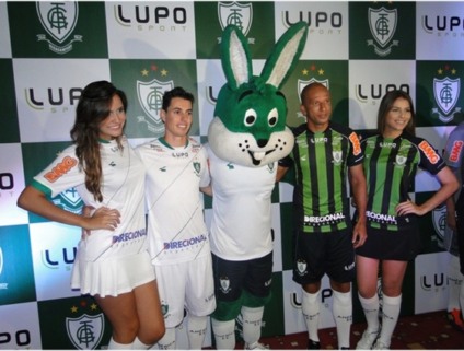 Lupo apresenta novo uniforme do América-MG
