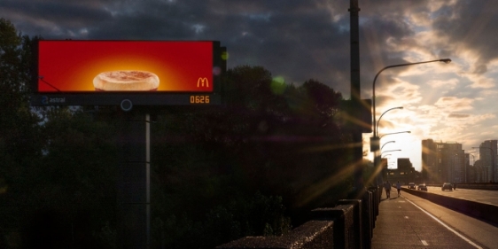 Anúncio do McDonald's aparece com o nascer do sol