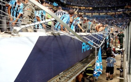 Torcedores do Grêmio se ferem em 'avalanche'