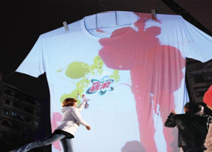 Chineses lavam camisa gigante com controle de game