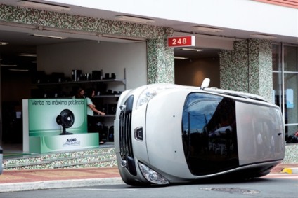 Vento forte vira automóvel em ação da Arno