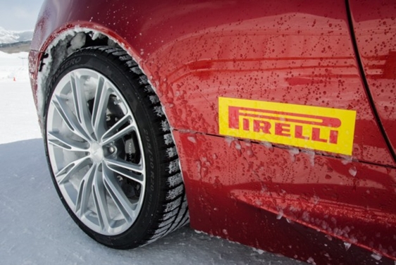 Aston Martin leva clientes à neve para test-drive