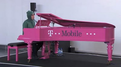 Pianista anima embarque em aeroporto na Europa