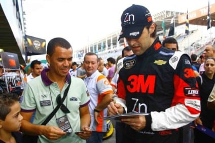 Átila Abreu dá autógrafos no Auto-Shopping Cidade 