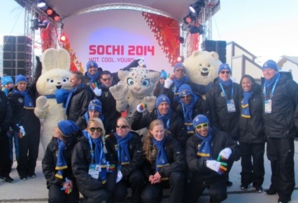 Atletas brasileiros surpreendem mascotes em Sochi