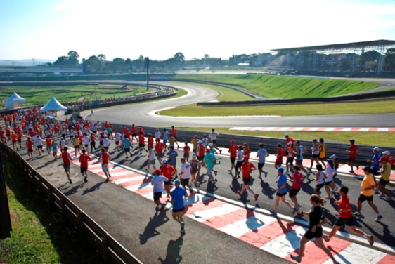 nossoTime comanda a Maratona de Revezamento de Curitiba