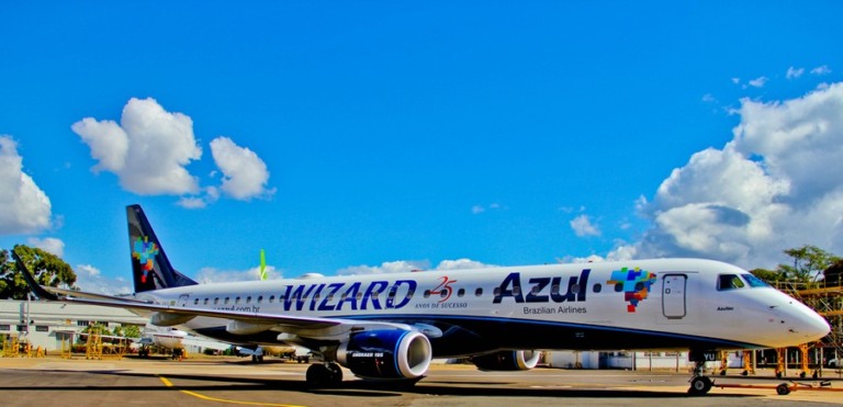Wizard estampa sua marca nos aviões da Azul e faz promo