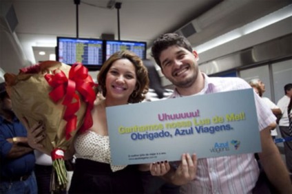 Azul presenteia casal com lua de mel no improviso
