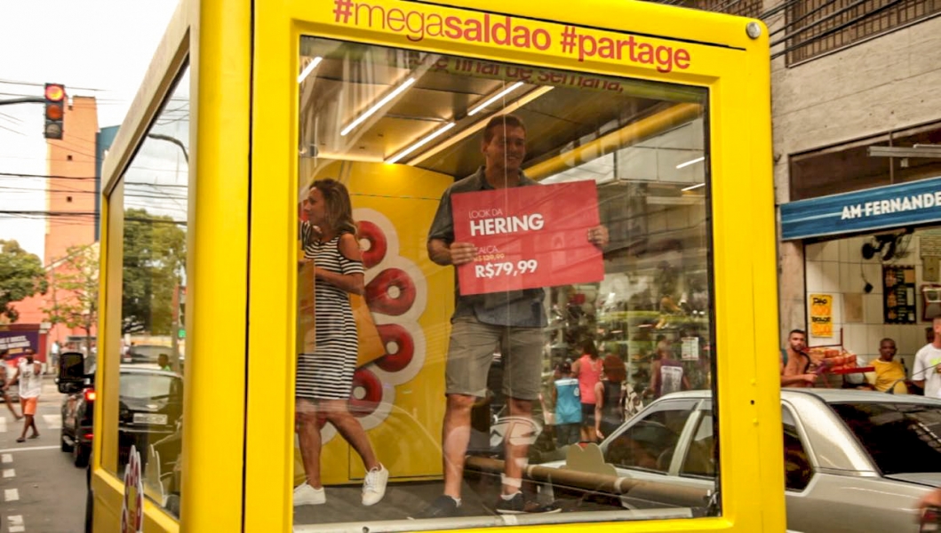 Agência Buzzina realiza ação para o Shopping Partage São Gonçalo com manequins vivos Agência Buzzina realiza ação para o Shopping Partage São Gonçalo com manequins vivos