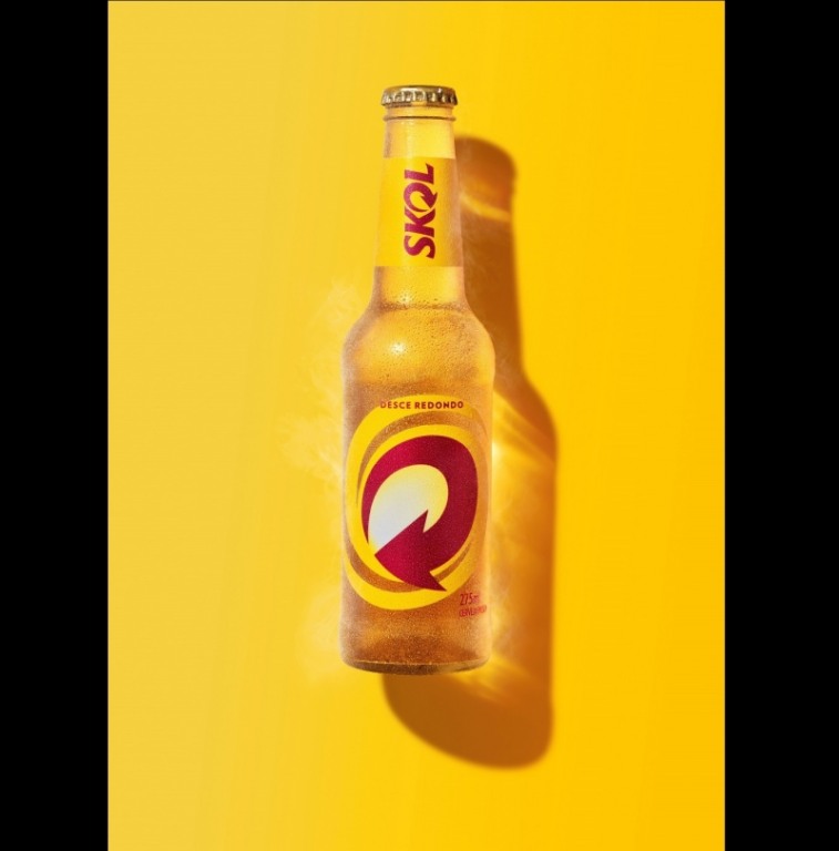 Skol traz leveza em nova long neck transparente
