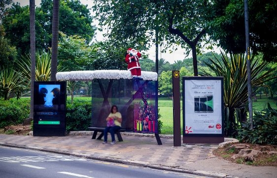 Otima leva clima de Natal para abrigos de ônibus