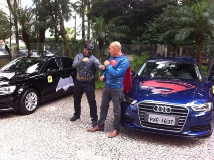   Passageiro da 99  será recebido pelo Taxi Batman ou pelo Taxi Superman 