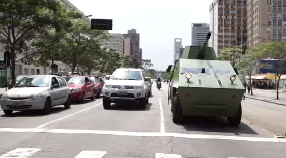 DPVAT leva tanque de guerra às ruas de Curitiba