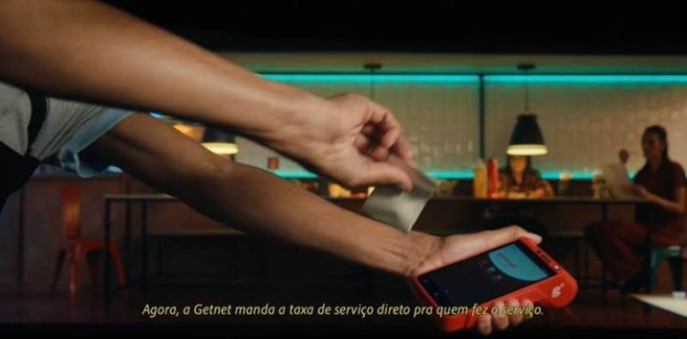 Santander e Getnet mostram a importância da 'caixinha' do garçom