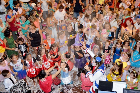 bailinho de carnaval no criciuma shopping