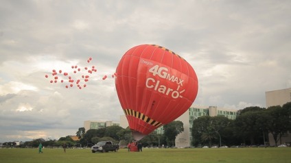 Claro pinta de vermelho o céu de Brasília