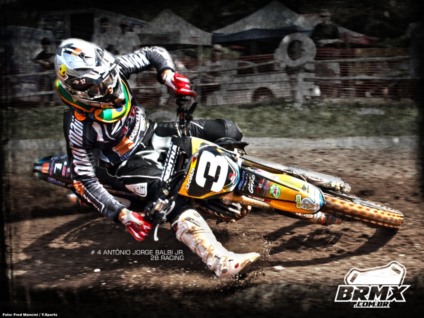 Piloto Balbi Jr. empresta a moto em promoção