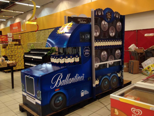 O ponto de venda também não ficou esquecido nesse Carnaval. A Ballantine's montou um minitrio elétrico para ativar sua ação promocional (Foto: Divulgação/Ballantine's).