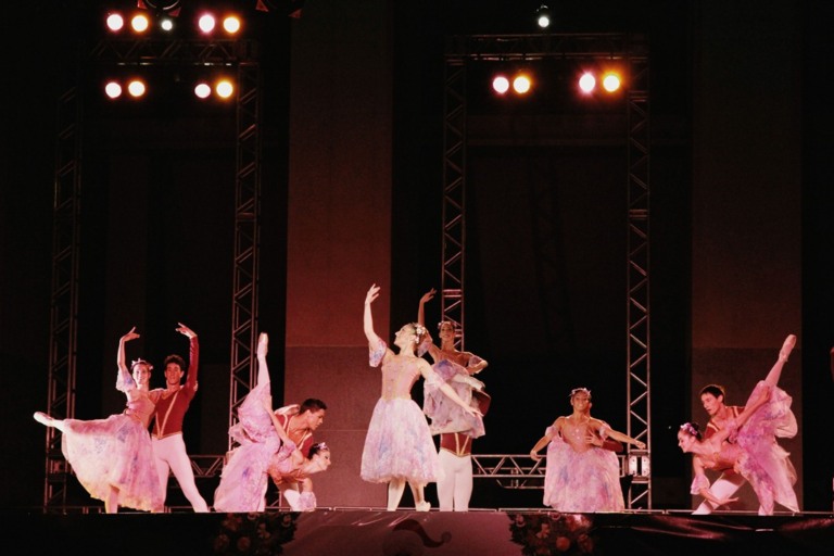 Mix realiza ballet com videomapping em praça