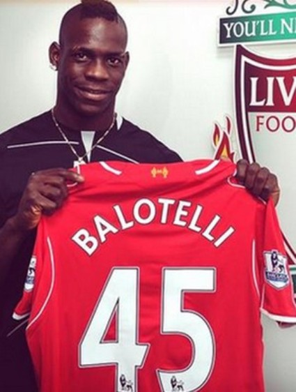 Camisa de Balotelli rende R$ 185 mil ao Liverpool