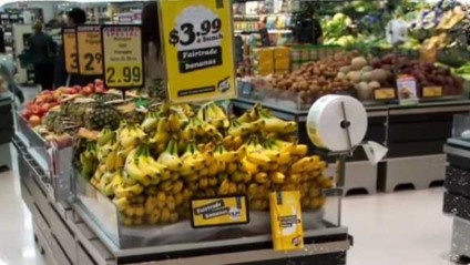 Voz conversa com consumidores em supermercado