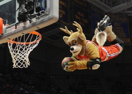 Ação promo da Bucks atira roupas da Weatherproof 