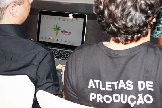 Últimos preparativos no estande da Nissan.