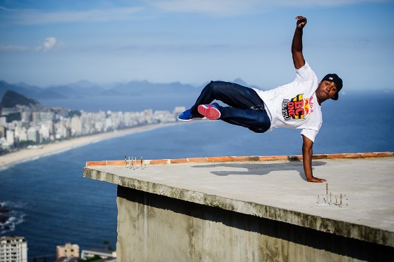 B-boy Pelezinho durante performance no Morro do Vidigal, é um dos jurados da final em Salvador. 