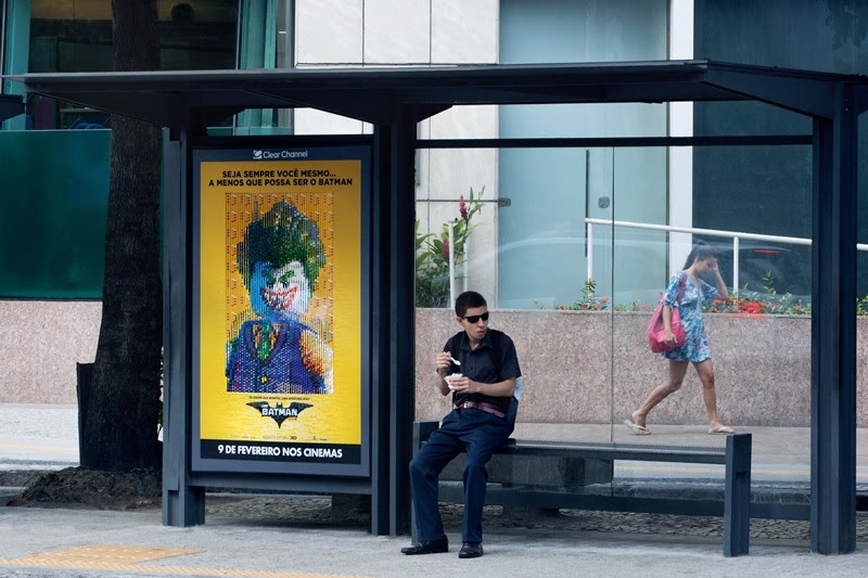 Painel interativo de LEGO divulga animação LEGO Batman – O Filme em abrigo de ônibus