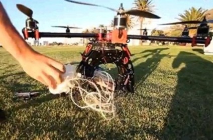 Robôs voadores entregam cerveja em festival de música
