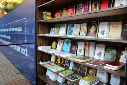 Tapume de obras vira biblioteca em Canoas