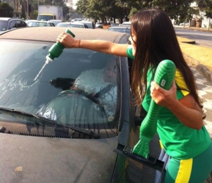 BIC surpreende motoristas com barbeador gigante