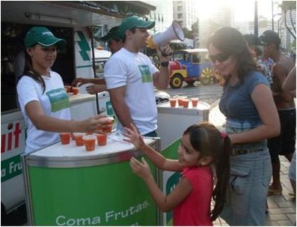 Biruta distribui salada de fruta para Unimed