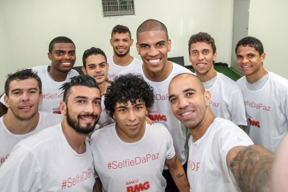 Jogadores fizeram a sua selfie pela paz.