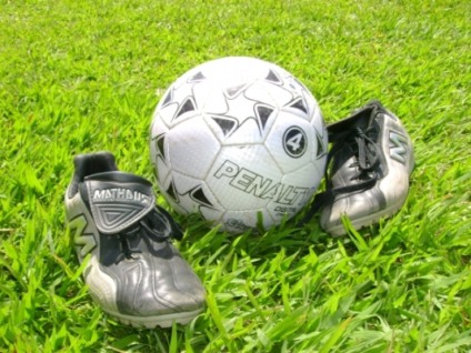 Tijuca recebe doações de bolas e chuteiras de futebol