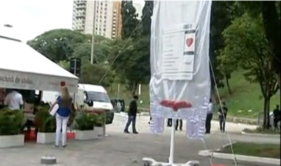 A bolsa de sangue gigante foi colocada na frente do Museu do Futebol, em São Paulo (Foto: Reprodução/Globo).