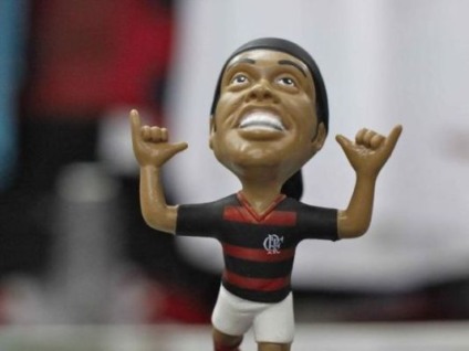 Flamengo lança boneco do Ronaldinho