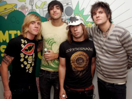 Feminice faz promo no Twitter por “Boys like Girls”