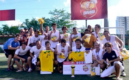 Brahma leva brasileiros para jogar futebol na Argentina