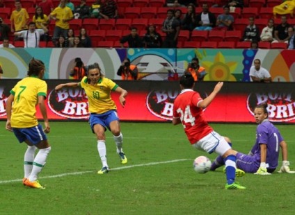 Mané Garrincha recebe as estrelas do futebol feminino