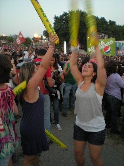 publico dancando com brindes distribuidos no stand da Embratur