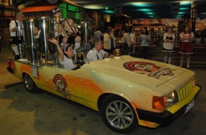 Bierwagen distribui chope pelas ruas de Blumenau