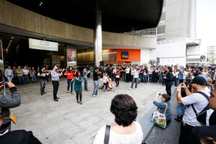 Flashmob une beat box e orquestra na Avenida Paulista