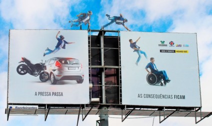 Outdoor duplo mostra o resultado da pressa no trânsito