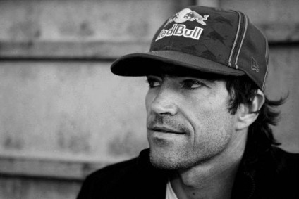 Carlos Burle ensina surf com Cup Noodles em Maresias