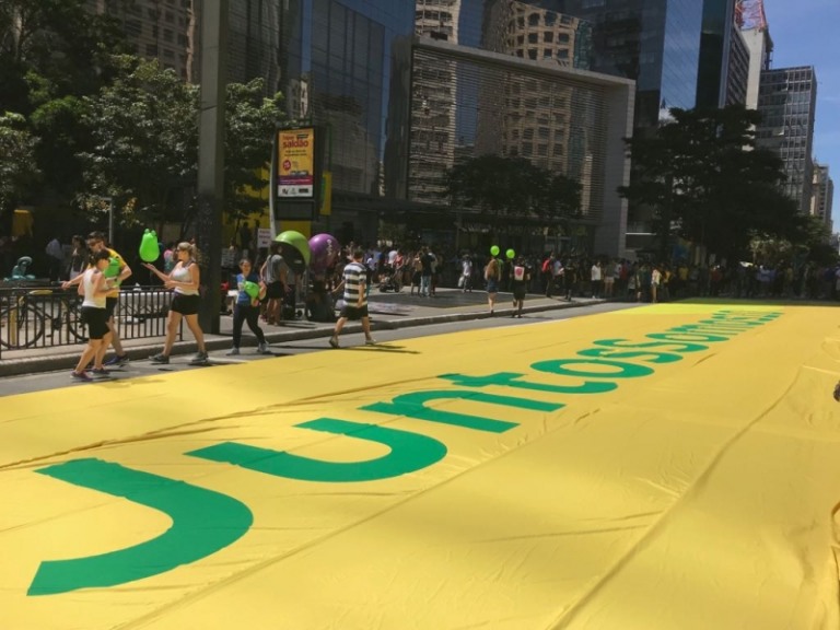 Mastercard convida brasileiros a assinar bandeira gigante para Seleção