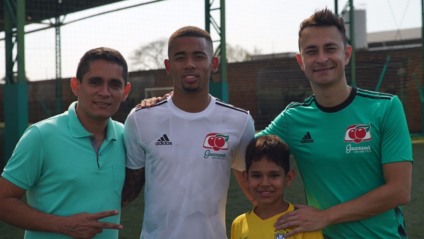 Gabriel Jesus assina contrato com Guaraná Antarctica