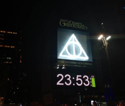 JCDecaux e Warner Bros. levam 'mundo bruxo' aos relógios da Paulista