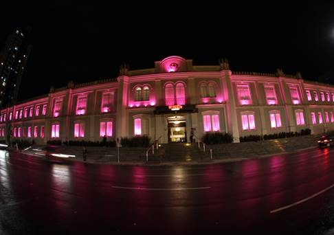 Shopping Curitiba ilumina sua fachada de rosa