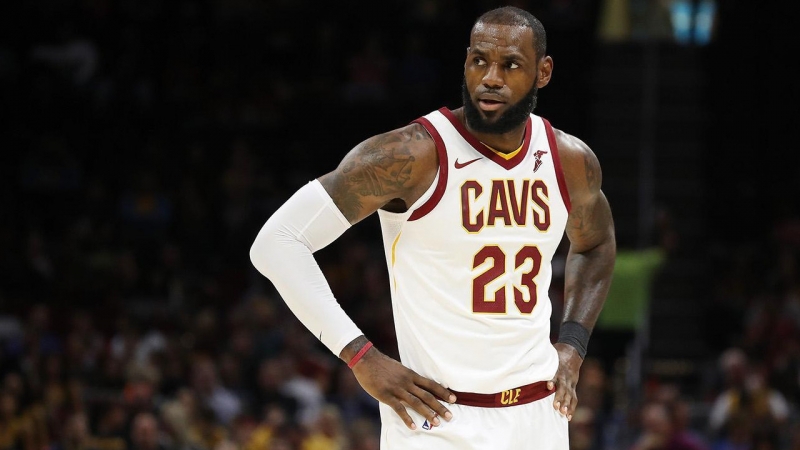 LeBron James assina com o Los Angeles Lakers